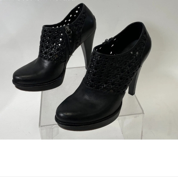 UGG AUSTRAILIA BLACK LEATHER HEELED LAZER CUT FUR LINED INSIDE SIZE 10 BOOTS - Picture 4 of 4